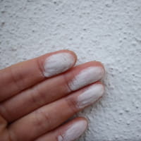 外壁のチョーキング現象を確認する様子