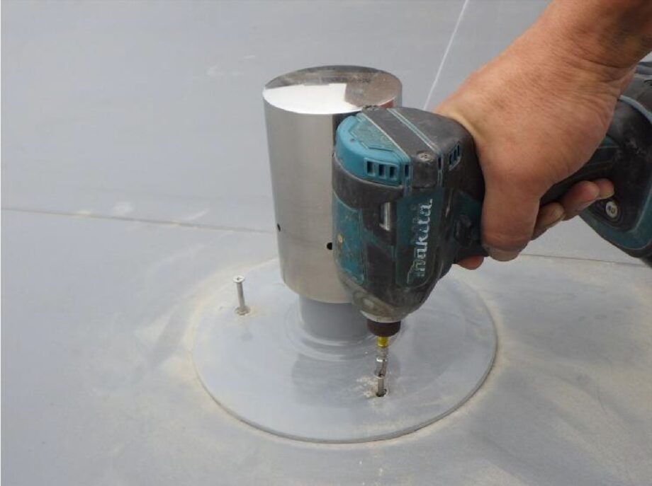 1 脱気筒取付 作業中
