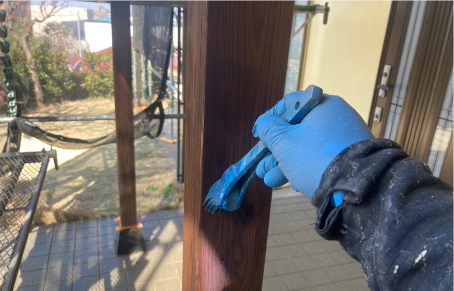 木部塗装-木部用塗料二回塗り作業中