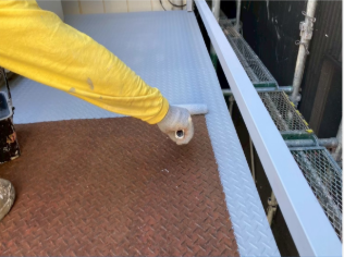 鉄板塗装作業中