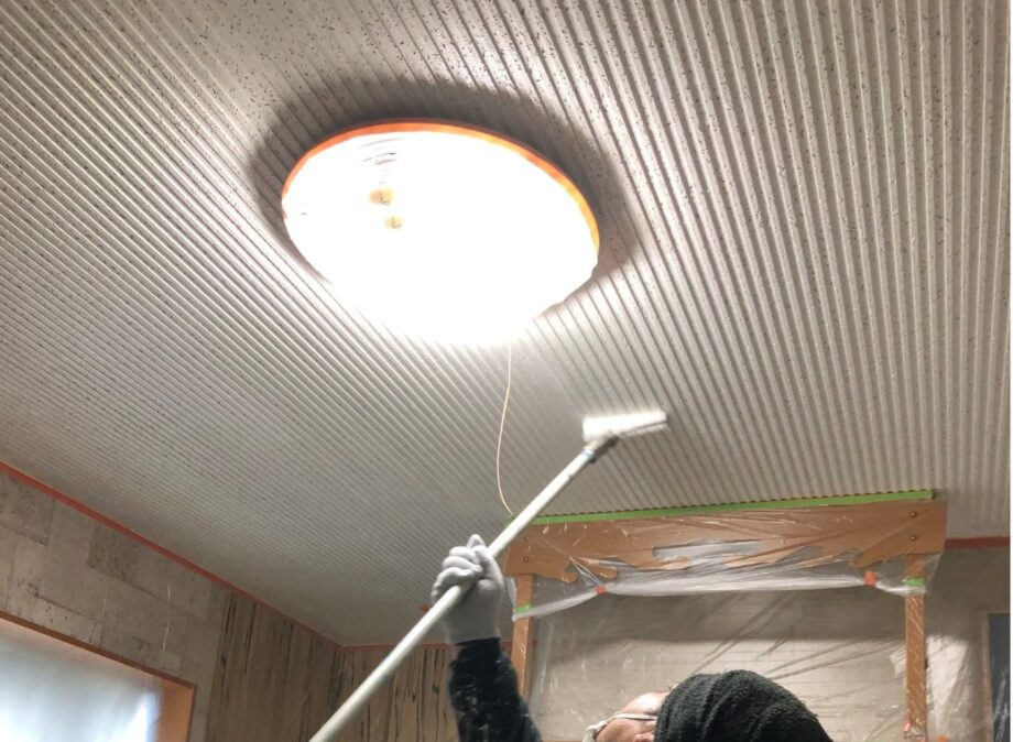 川口市事務所内部改修工事 施工写真 3プライマー塗布