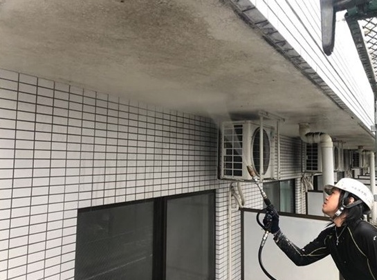 高圧洗浄作業中